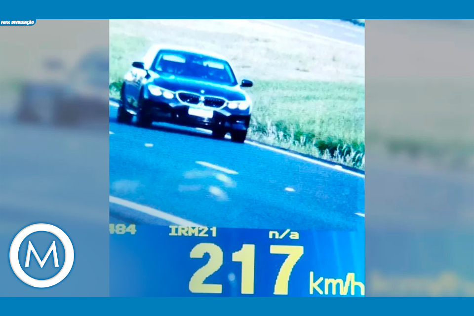 CARRO EM ALTA VELOCIDADE
