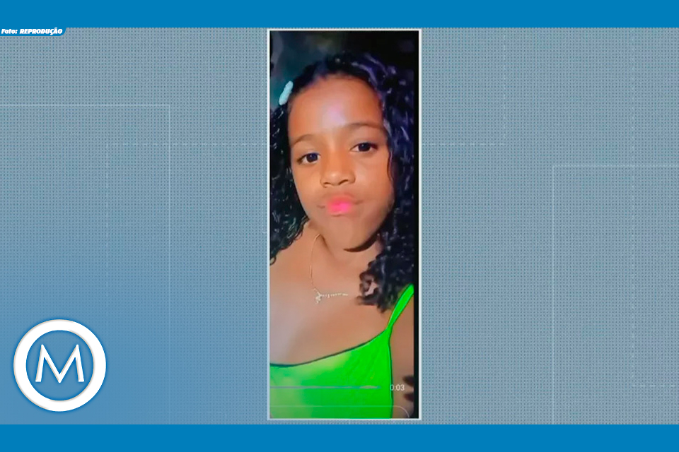 menina prensada por carro alegórico