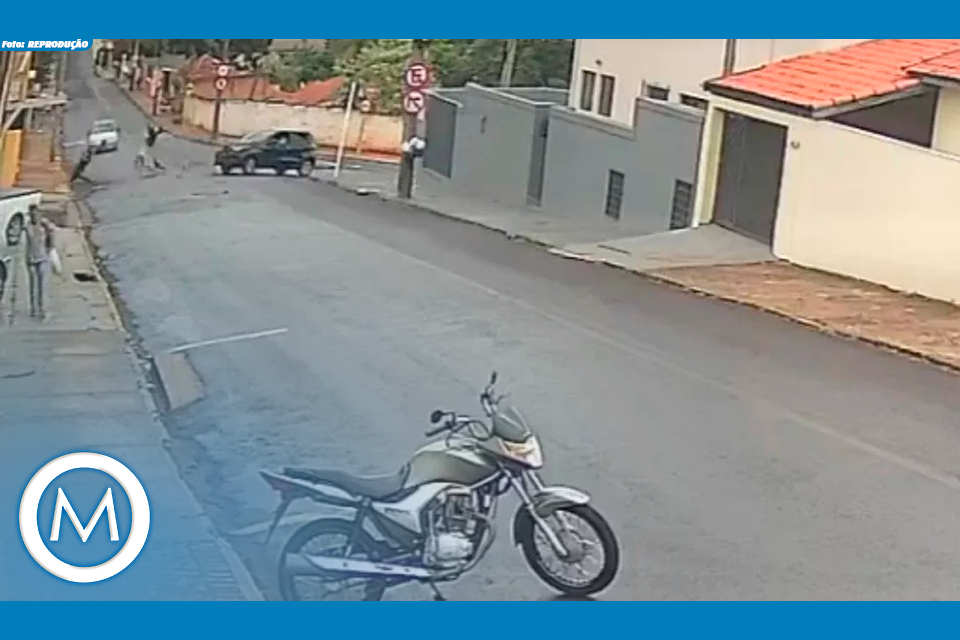 motociclista arremessado