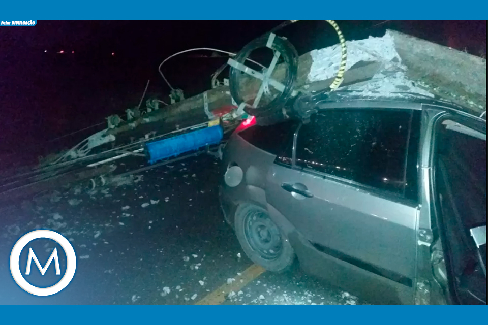 motorista bate em poste