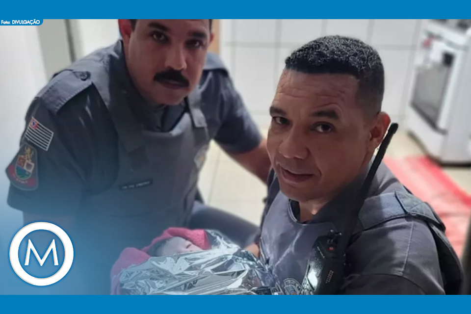 policiais ajudam parto