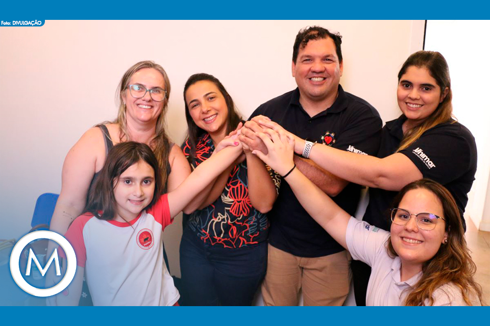 MENINA SALVA MULHER ENGASGADA