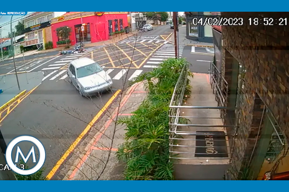 carro bate em restaurante