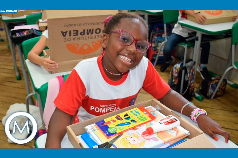entrega kit material escolar em Pompeia