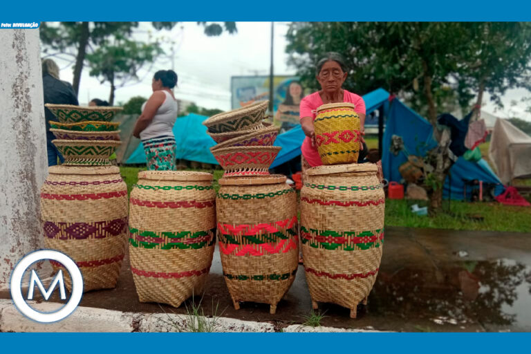 MULHERES Kaingangs VENDEM ARTESANATO EM MARILIA