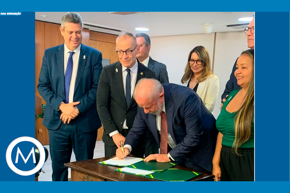 LULA ASSINA PISO DA ENFERMAGEM