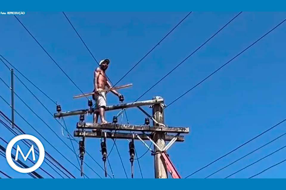 HOMEM SOBE EM POSTE AO FUGIR DA POLICIA MILITAR EM MG