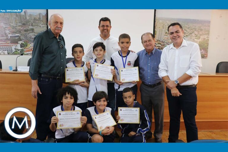 PREFEITURA ENTREGA PRÊMIO A ALUNOS SAREM 2023