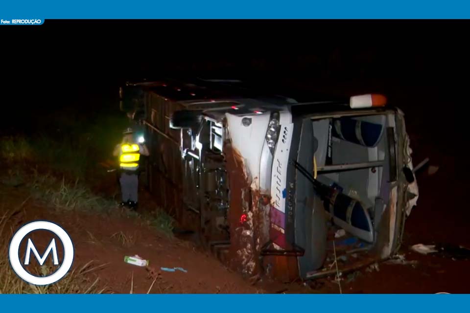 ônibus de excursão religiosa capota no interior de SP