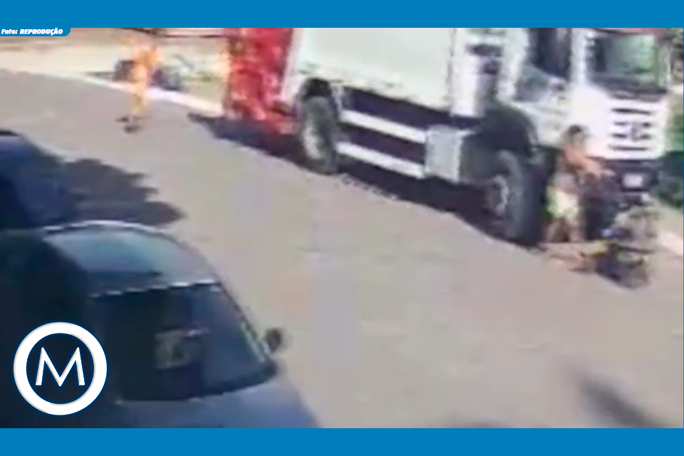 CAMINHÃO DE LIXO ATROPELA MÃE E BEBÊ