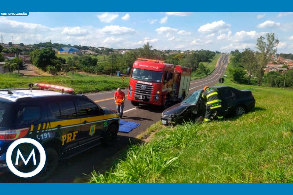MULHER INVADE PISTA CONTRÁRIA E BATE E CARRETA NA BR 153