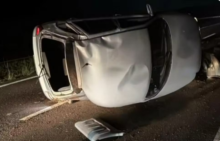 CARRO CAPOTA E MOTORISTA MORRE EM DOIS CÓRREGOS