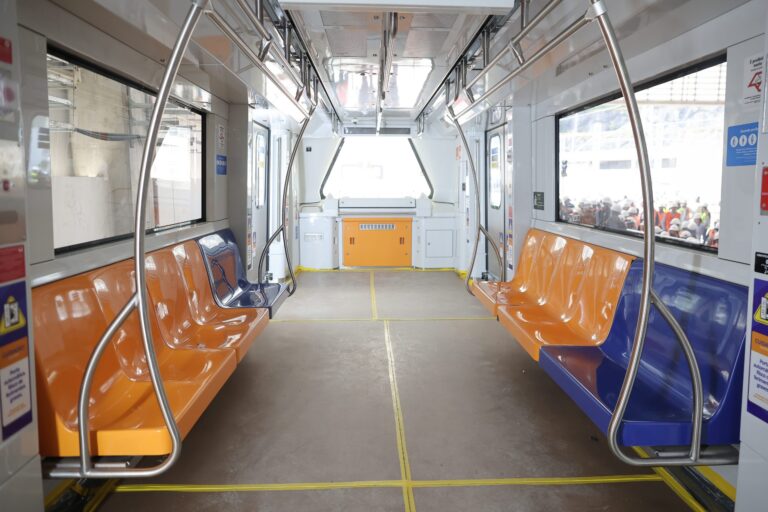 Interior-do-trem-Linha-6-Laranja-scaled-1