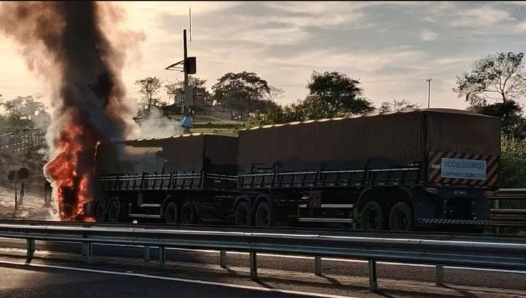carreta pega fogo na SP 333 em Echaporã