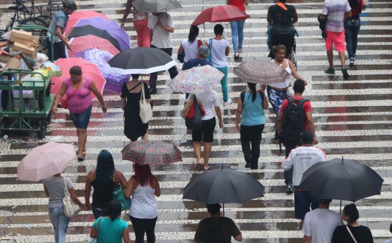 chuva-pessoas-na-rua-1-scaled-1