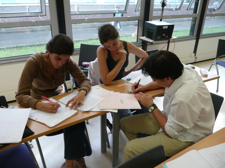 jovens-estudando